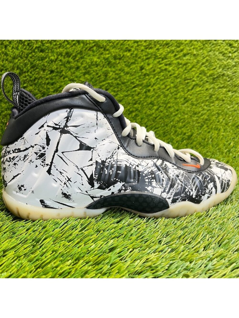 Nike Air Foamposite One Boys Size 7Y Black White Athletic Leather Shoes Sneakers